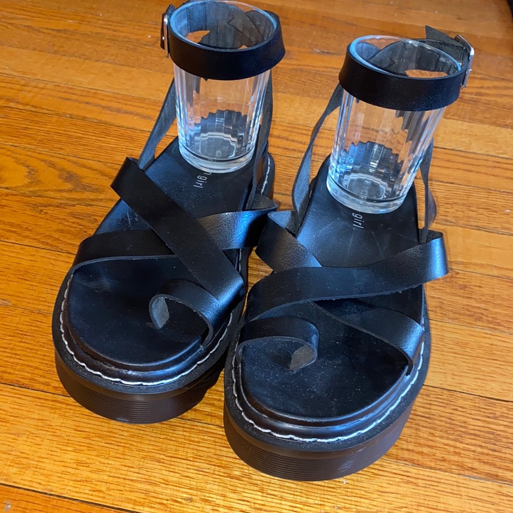NWOT Madden Girl Blk  8 Ankle sandals